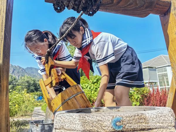 付家台中心小学学生取用永定河水