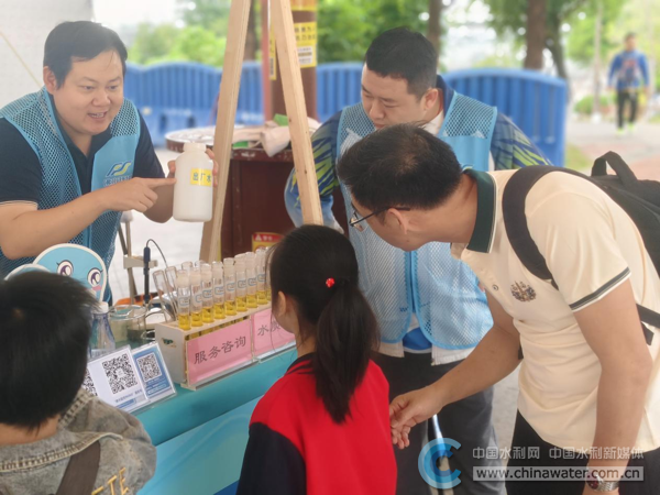 佛水环境志愿者现场演示水质pH值测试实验并讲解,市民驻足观察实验现象 佛水环境供图