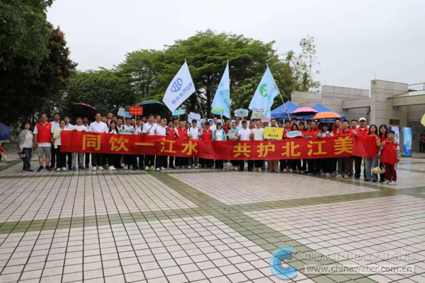 来自广东省北江流域管理局、佛山市水务局、三水区住房城乡建设和水务局的干部职工,“河小青”志愿者们组成“河湖共护 幸福共享”方阵 吴晓楠摄