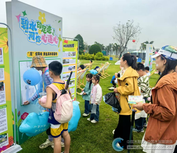 市河长办在佛山青年公园开展“碧水印足迹,‘河’你心连心”护河主题活动,亲子家庭参与互动 市河长办供图