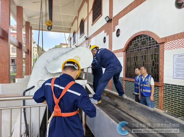 南宁市邕江防洪排涝工程管理中心工作人员正在抢修