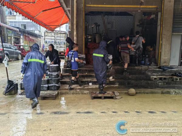 图2:水务局党员干部帮助群众搬物品