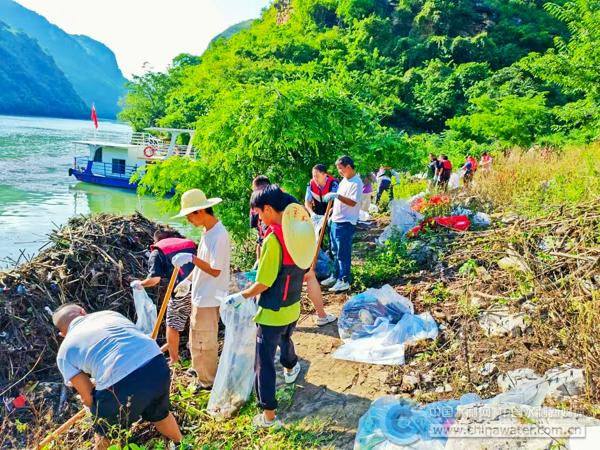 安顺市关岭布依族苗族自治县水务、交通等部门工作人员纷纷加入清理
