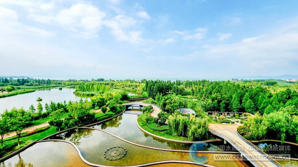 据6月初发布的《2024年云南省生态环境状况公报》显示,2024年,云南省湖泊、水库水质优良率为84.4%,重点高原湖泊水质保持稳定。图为昆明滇池宝丰湿地。