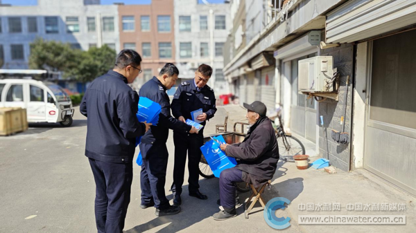 图为东平管理局开展普法进社区活动