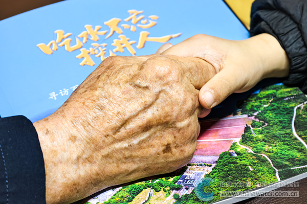 高向雄老人紧握重孙子的手