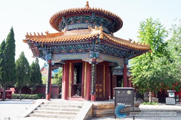嘉应观的御碑亭 本报记者 郑浩伟 摄.jpg