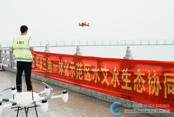 工作人员正在使用飞行浮标进行水质快速监测 本报记者 黄一为 摄