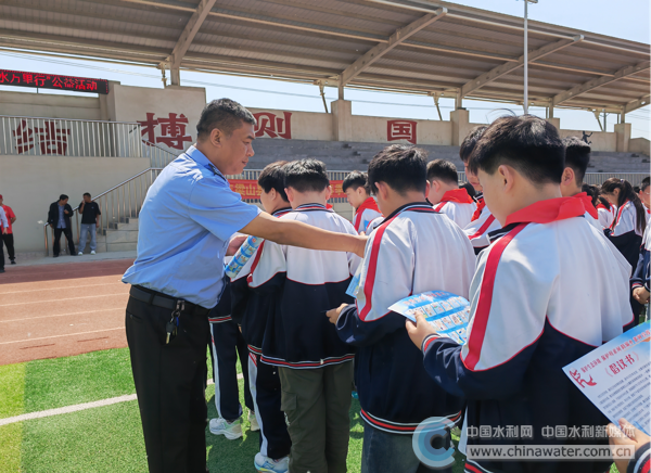 发放宣传彩页